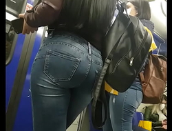 ragazza sexy italiana mostra il suo grosso culo in pubblico in metro a Roma