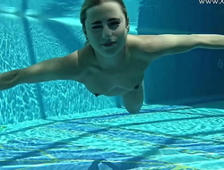 Hot US blondie Lindsey Cruz swims naked in the pool
