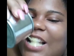 Gorda Dominica latina jugando con la leche